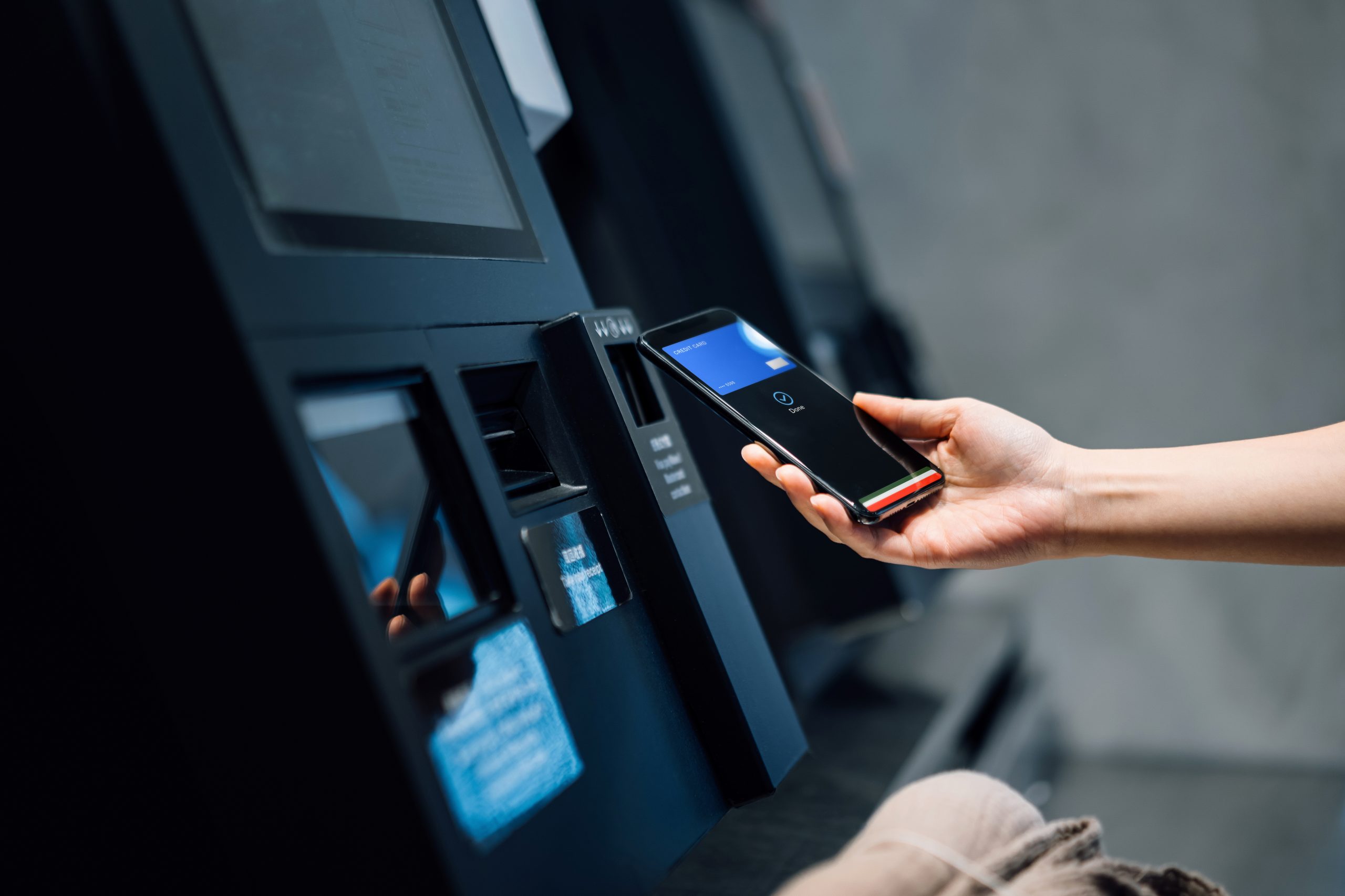 Новый платеж. Paying via a smartphone in a shop. Paying via a smartphone in a SOP. Notebook ushlab turgan odam.